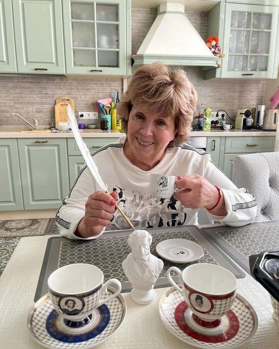 Поэтесса призналась, что не нуждается в деньгах и внимании, но в некоторые дни чувствует себя одиноко | Источник: соцсети