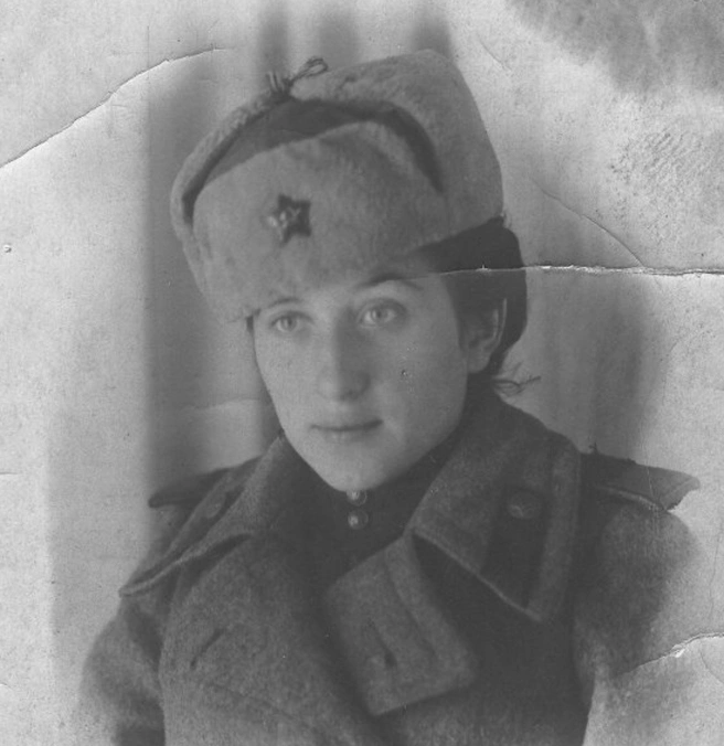подруга Маши Скворцовой Зина Островская в военной форме. Январь, 1943 год | Источник: Министерство культуры РФ, госкаталог РФ