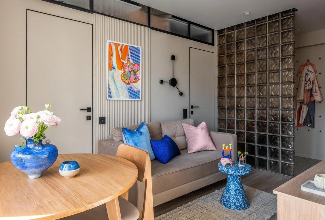 Гостиная. Краска, Hygge, салоны Manders. Кварцвиниловый ламинат, Zeta La Casa. Декоративные 3D-панели, Decor Dizayn. Фрамуга, Loft Krel. Двери, Potential Doors. Диван, «Диванчик.ру». Подушки, Enere. Картина «Яркий натюрморт» Александры Мато. Бра, Loft Concept. | Источник: Максим Канакин. Стиль: Алена Варникова