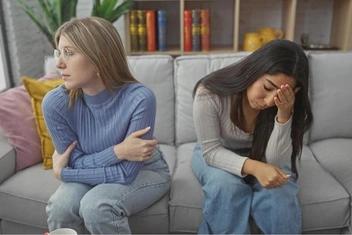 «Наши близкие отношения превратились для меня в ловушку»: откровенная история созависимых «сестер-неразлучниц»