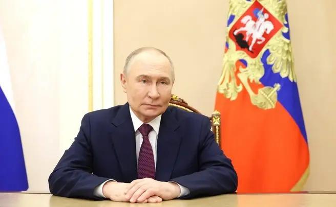 Путин впервые за три года пообщался по телефону с Макроном: о чем говорили политики