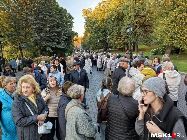 Огромная очередь выстроилась у Кремля | Источник: Михаил Контуев / MSK1.RU