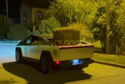 Волгоградский предприниматель провез сено в Tesla Cybertruck