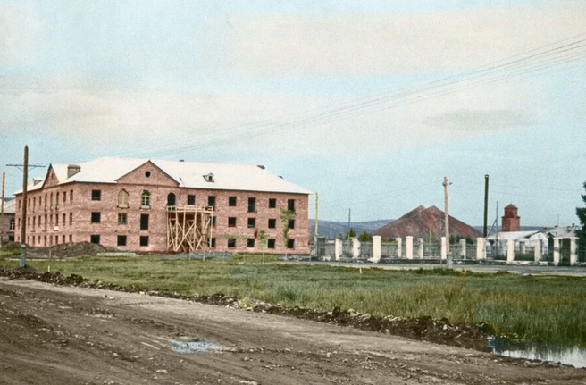 На перекрестке улиц Мурманской и Разведчиков за 60 лет появились новые дома | Источник: pastvu.com