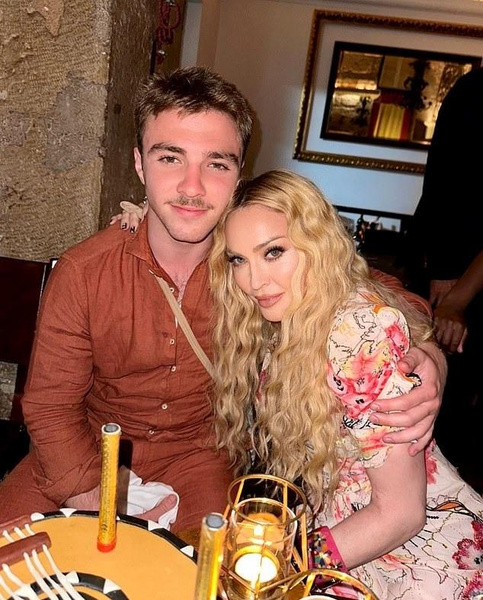 Мадонна с сыном Рокко Ричи