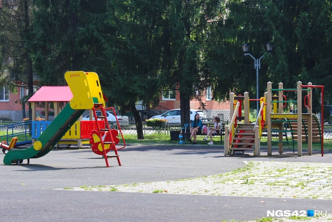 С детьми междуреченцы часто приходят в парк Аллея сказок | Источник: Игорь Епифанцев / NGS42.RU