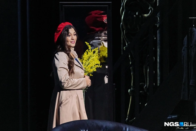 Мими продает цветы (Кристина Калинина на фото) | Источник: Александр Ощепков / NGS.RU