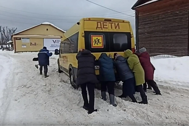 Так педагоги из Красного Восхода добираются на педсовет в Усть-Качку | Источник: «Красный Восход, Пермский край»