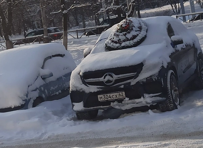 На Касимовском шоссе припаркованный автомобиль «украсили» похоронным венком | ya62.ru