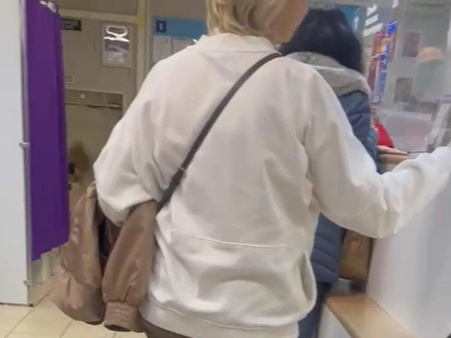 Конфликт в очереди попал на видео | Источник: читатели V1.RU