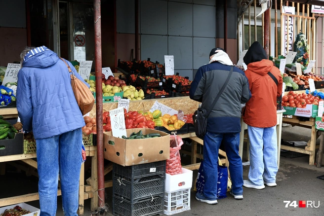 По словам продавца, клубнику хорошо разбирают | Источник: Михаил Шилкин