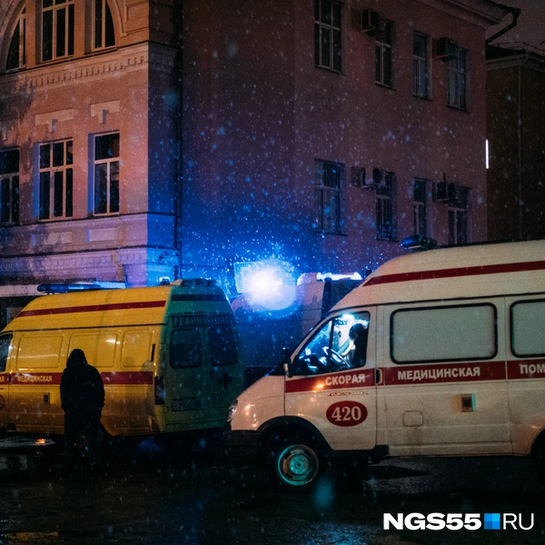 Медики били тревогу у здания ведомства  | Источник: Елена Латыпова / NGS55.RU