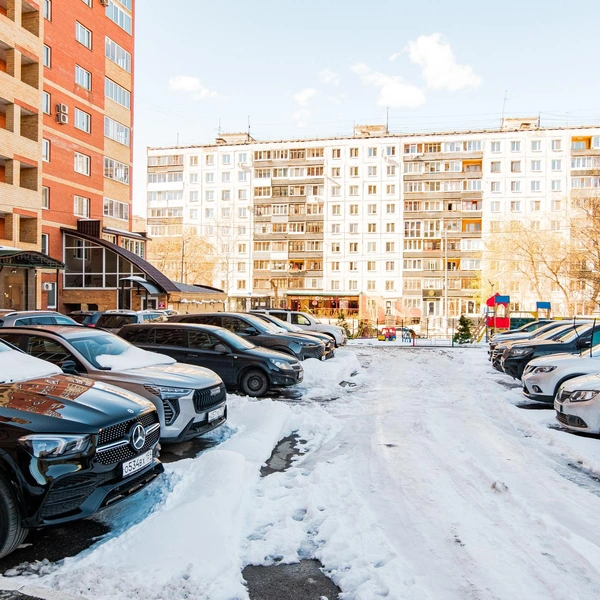 Судя по всему, машинами пользуется большая часть жильцов | Источник: Тимофей Калмаков / 59.RU