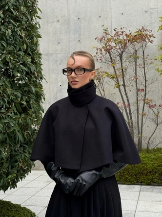 Этой зимой мы носим укороченные кейпы со всем: на платьях, пальто и даже на голое тело Этой зимой мы носим укороченные кейпы со всем: на платьях, пальто и даже на голое тело