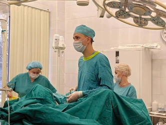 Хирург за работой | Источник: Всеволожская больница