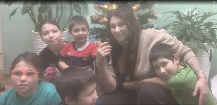«Позвонили и сказали: «Открывай, это опека»: Карина Евдокимова два года пытается вернуть пятерых детей