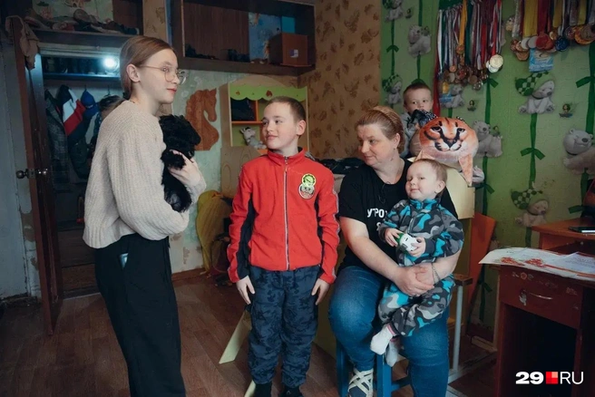 Наталья воспитывает четырех несовершеннолетних детей | Источник: Иван Митюшёв / 29.RU