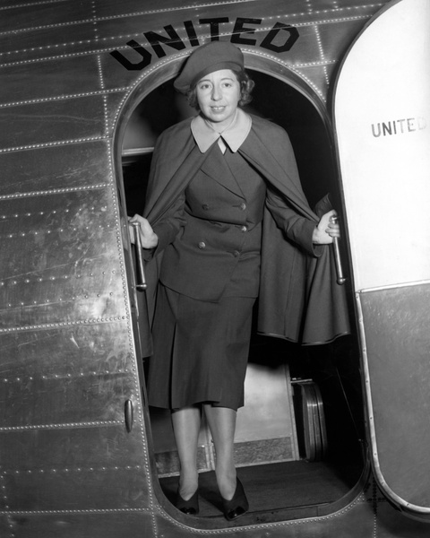 Как выглядела первая в мире стюардесса и что входило в ее обязанности