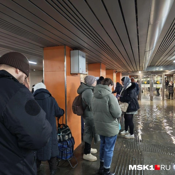 Часть людей ожидает, когда воду уберут, чтобы не мочить ноги | Источник: Михаил Мечев / MSK1.RU
