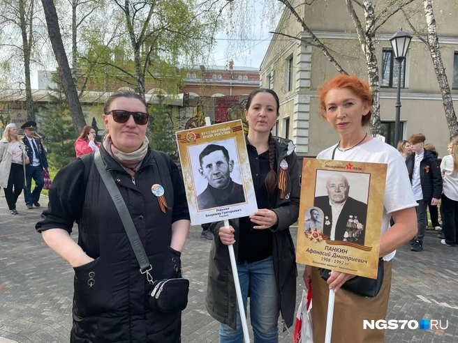 Томичи с портретами своих близких, которые участвовали в Великой Отечественной войне | Источник: Варвара Фролова / NGS70.RU