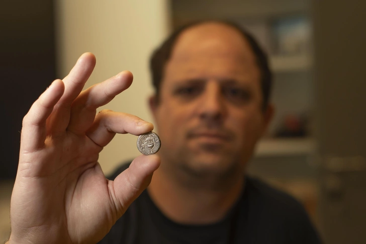 Работа черных копателей: в Израиле задержали врача за контрабанду 2000-летних монет эпохи Второго Храма Работа черных копателей: в Израиле задержали врача за контрабанду 2000-летних монет эпохи Второго Храма