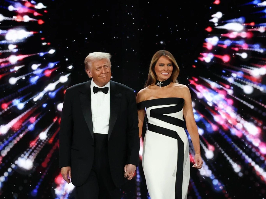 Дональд и Мелания Трамп в отличном настроении и шикарных нарядах прибыли на бал — фото | marieclaire.ru