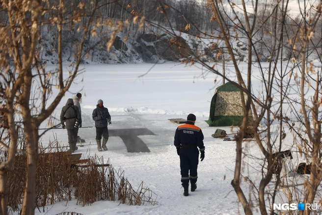 На место тут же приехали спасатели | Источник: Александр Ощепков / NGS.RU