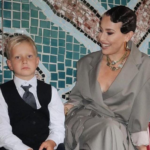 Ксения Собчак не смогла доказать сыну, что Дед Мороз существует: «Хочешь, чтобы я был тупее тебя»