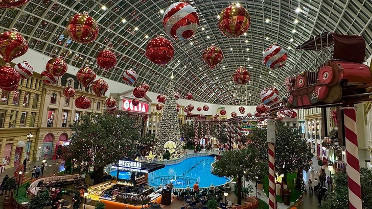 «Остров мечты» к празднику готов: 450 новогодних елок, парящие шары и волшебные инсталляции | Источник: Пресс-служба