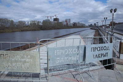 Нижний ярус тюменской набережной скрывается под водой