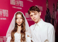 Невеста Пересильд и жених Дмитриенко, Андреева в экстра-мини, Борисов, которого разводили, с женой: «Алиса в стране чудес»