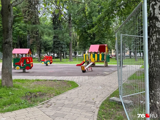 На детской площадке не играют дети  | Источник: Анна Елкина / 76.RU