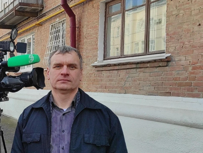 На фотографии Александр Андрющенко запечатлен на фоне того самого дома. | Источник: Александр Андрющенко / Vk.com