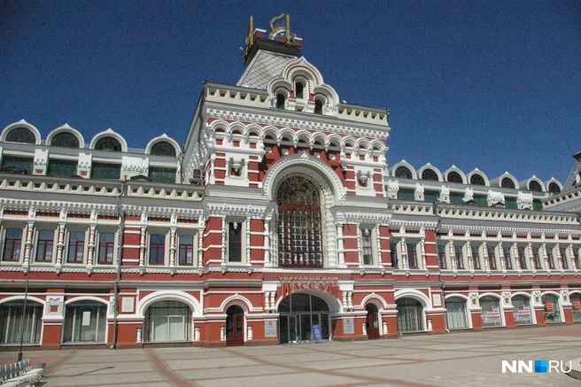 В 2010 году фасад Ярмарочного дом был оформлен в красноватых оттенках | Источник: личный архив Натальи Бурухиной
