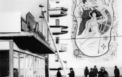 Мозаичное панно на доме № 15 в 3-м мкр. Слева магазин «Огонек» ОРСа № 1 | Источник: «Это Юганск, детка!»