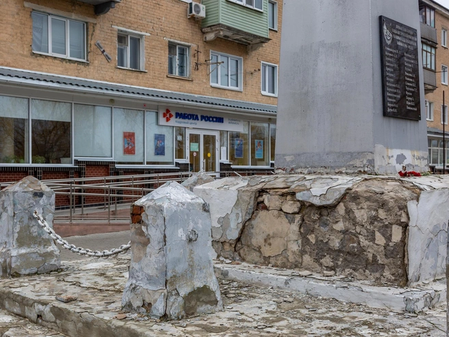 Фотография показывает разрушающийся обелиск, что свидетельствует об отношении к исторической памяти в Камышине. | Источник: Константин Завриков / V1.RU