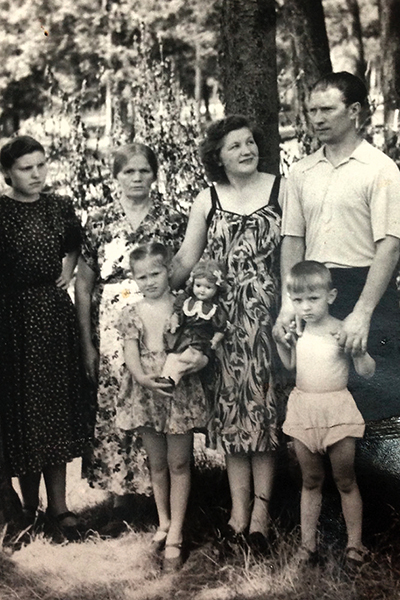 Маленькая Алла с родителями, бабушкой, тетей и младшим братом Женей. Евгений скончался в 2011 году