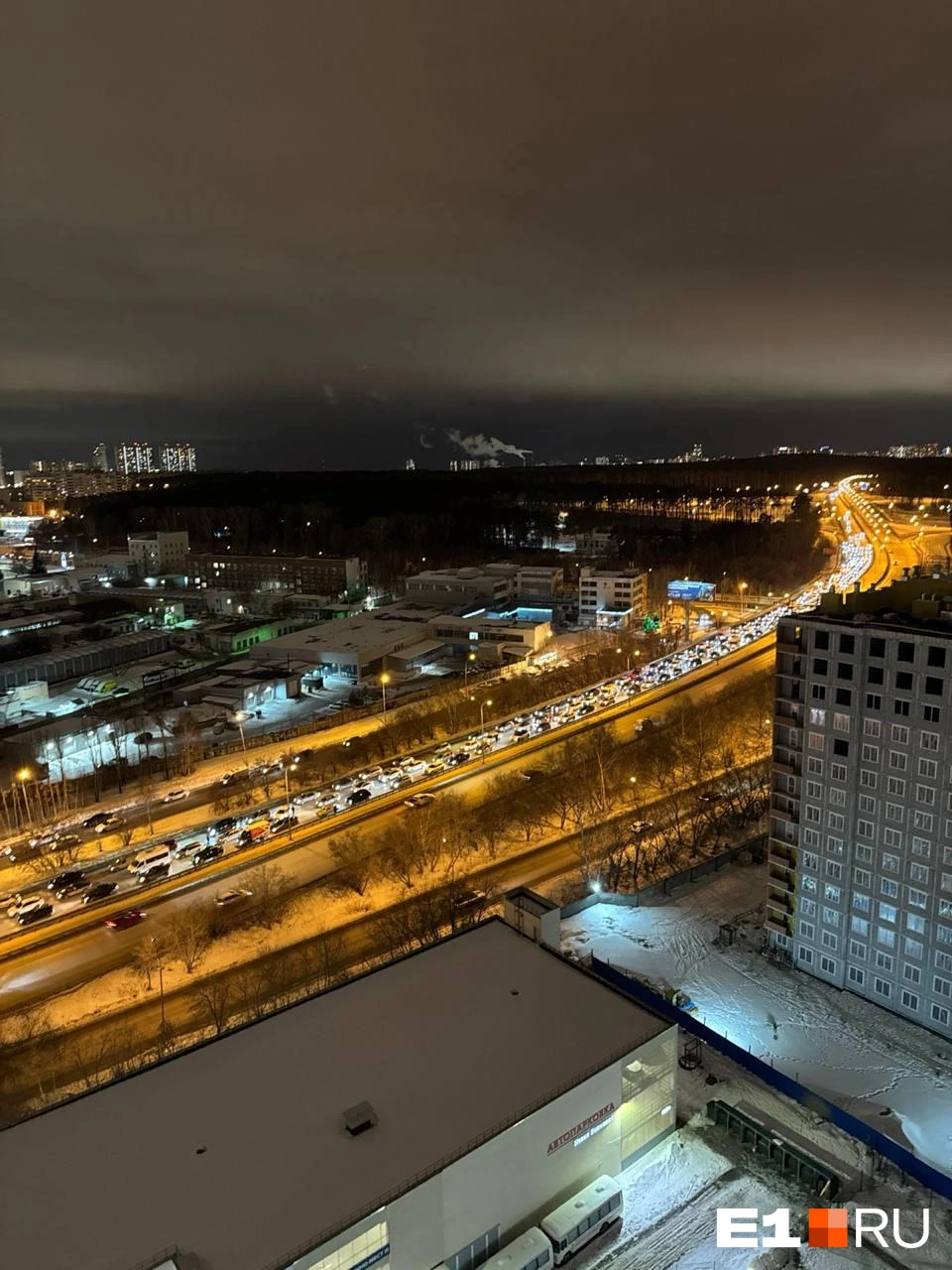 На Объездной дороге внезапно перекрыли движение. Собралась пробка | Источник: читатель E1.RU