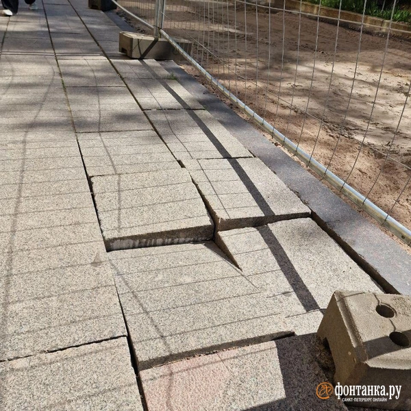 Василеостровцы заметили «поехавшие» плиты рядом с работами «Теплосети». Заменять их не будут | Источник: читатель «Фонтанки»