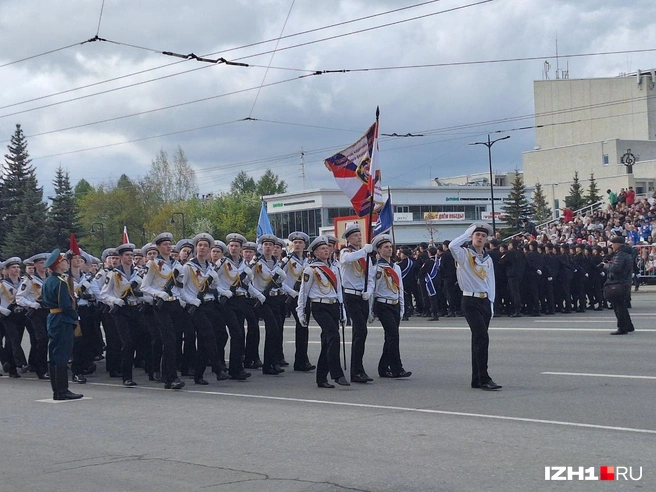 В параде Победы в Ижевске приняли участие ветераны Афганской войны, бойцы СВО, студенты образовательных учреждений города и т. д. | Источник: Юлия Дёмина / IZH1.RU