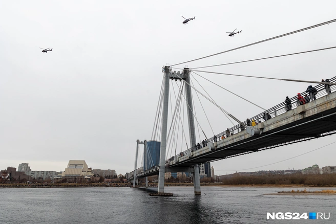 На вантовый мост с левого берега только два входа, не считая прямого выхода с площади Мира | Источник: Мария Ленц / NGS24.RU