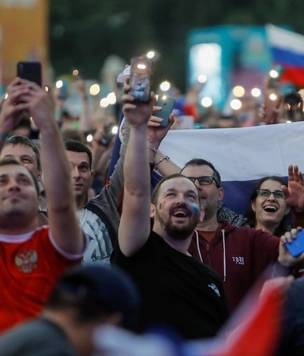 Почему быть футбольным болельщиком выгодно?