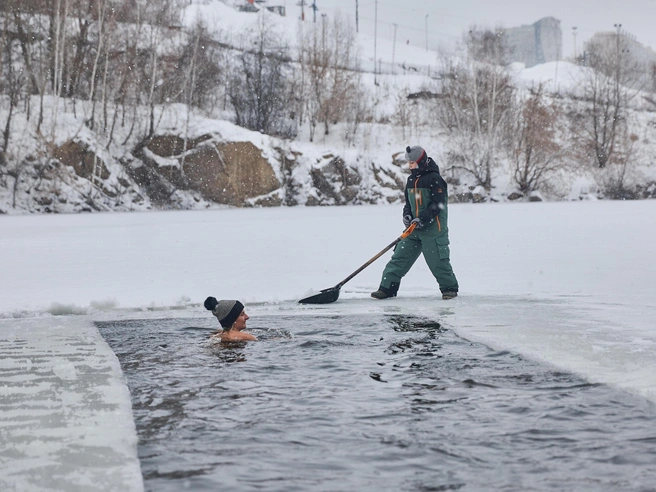 Некоторые используют головные уборы для сохранения тепла | Источник: Александр Ощепков / NGS.RU