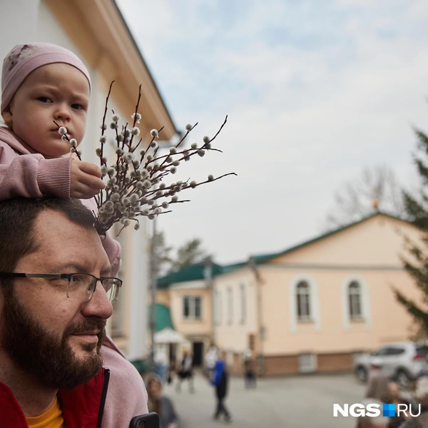 Люди идут в храм с детьми | Источник: Александр Ощепков / NGS.RU