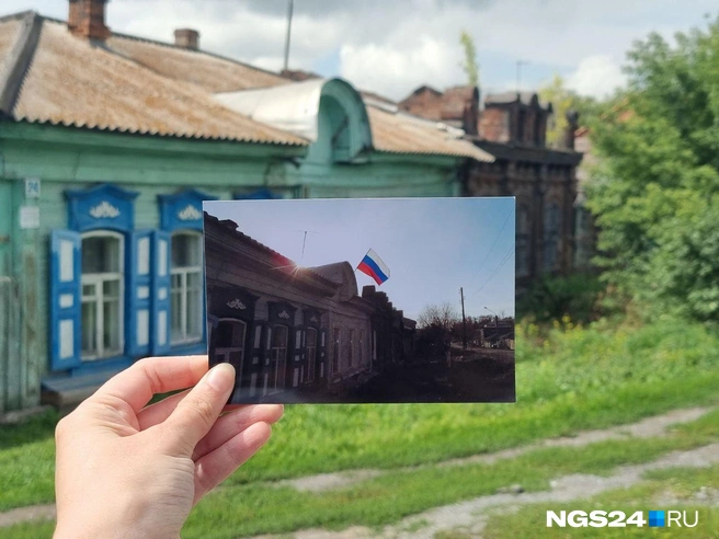 Светлана Подчасова говорит, что они с мужем раньше всегда вешали на дом триколор&nbsp;— сейчас вешать некому | Источник: Светлана Чернушевич / NGS24.RU