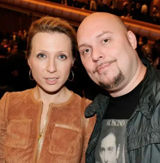 За Дениса Лазарева телеведущая вышла замуж в 2004 году