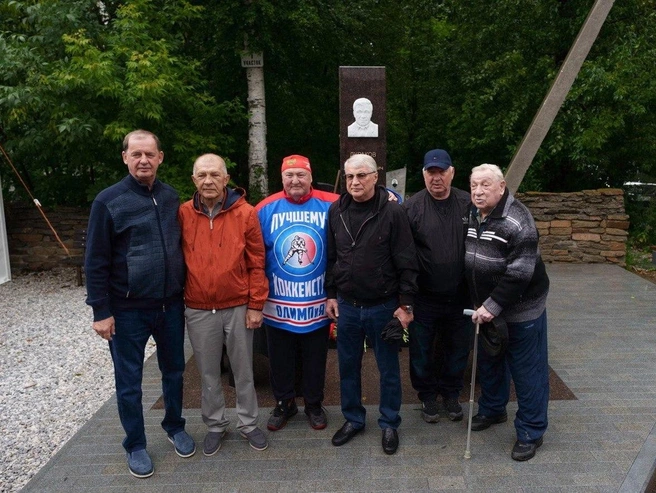 На открытии памятника присутствовали в том числе родственники и товарищи Николая по команде | Источник: пресс-служба «Сима-ленда»