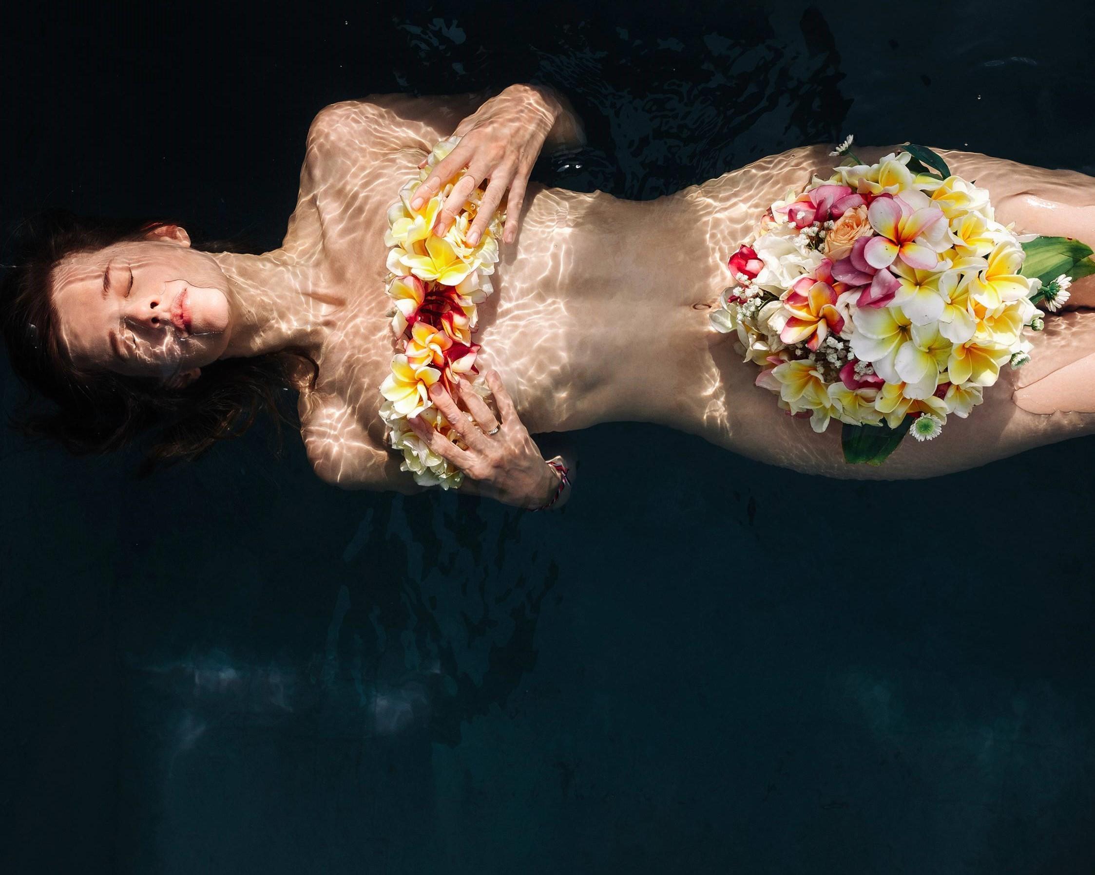 Муж пермячки Катерины Шпицы показал ее полуобнаженные фото в цветах — в свои 40 лет актриса выглядит на 20