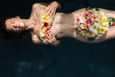 Муж Шпицы показал её полуобнаженные фото к празднику