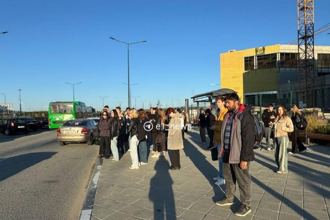 «Не смогли залезть». В Екатеринбурге толпа студентов пожаловалась на автобусы, идущие из общаг в пикулях